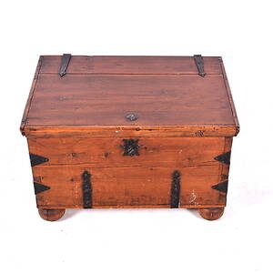 KISTA, EK MED SMIDESBESLAG, 1900-talets första hälft.