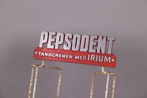 Pepsodent, Tandcremen med Irium, diskdisplay i trådmetall