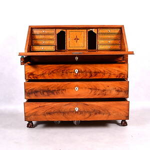 SNEDKLAFFSEKRETÄR, mahogny, 1900-talets första hälft.