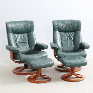 SKINNFÅTÖLJER. Ett par med fotpall.