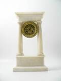 Bordspendyl, alabaster och förgylld brons. 1800-talets första hälft. sockel