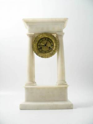 Bordspendyl, alabaster och förgylld brons. 1800-talets första hälft. sockel