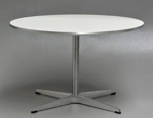 Arne Jacobsen. Cirkulært sofabord, model A222 fra år 2016