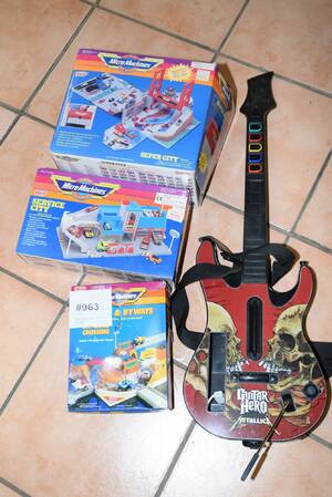 Bilbanedelar i plast, 3 st lådor  barngitarr