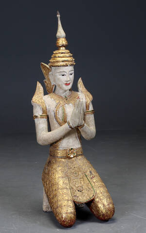 Buddha af bemalet og forgyldt træ med glasflusser