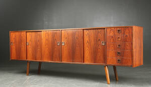 Lav skænk af palisander, dansk møbelproducent