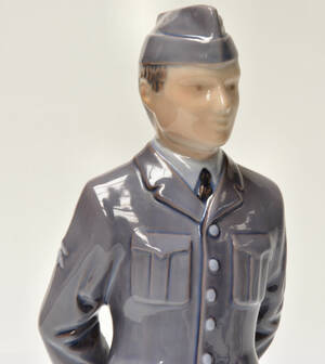 BG. Figur i form af pilot nr. 2445, samt diverse figurer og en vase4 Denne vare er sat til omsalg under nyt varenummer 4367747