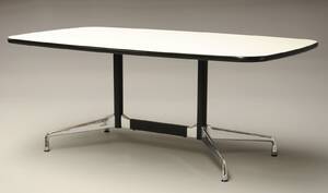 Charles  Ray Eames. Ovalt bord Segmented table med stel i forkrometsortlakeret aluminium. Plade i Boatshape L. 183 cm 