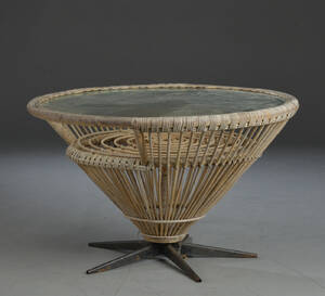 Møbelproducent. Sofabord af ratan og glas