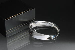 Georg Jensen. Möbius-armring, Sterlingsølv