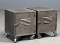 To sengeskabe af jern i industriel stil, patineret bemaling 2 Denne vare er sat til omsalg under nyt varenummer 4492575