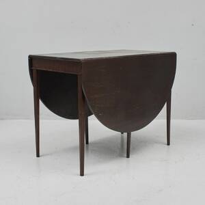 Klaffbord, mahogny. Bredd 55 2x54. Djup 100 cm