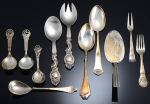 Serveringsdele samt bestik af sterlingsølv. 11