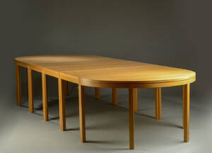 Konferancebord af egetræ bestående af fire rektangulære borde og to halvrunde borde 6. 