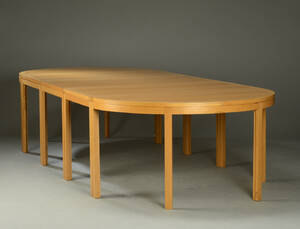 Konferancebord af egetræ bestående af tre rektangulære borde og to halvrunde borde 5.