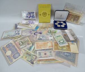 Parti mynt och sedlar, från olika delar av världen 