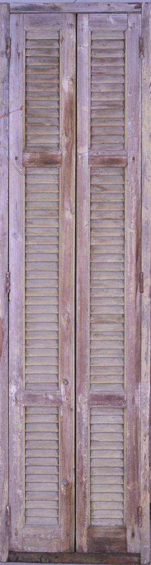 Sydeuropeisk fönsterdörr i karm med luckor, tidigt 1900 tal.