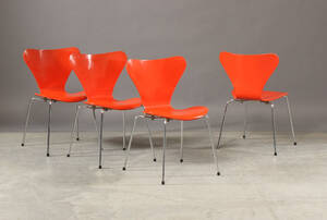 Arne Jacobsen. Sæt på fire 7er stole