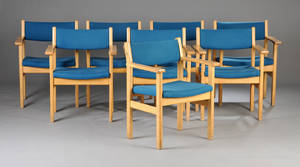 Hans J. Wegner 1914-2007. Sæt på otte stole af egetræ. 8