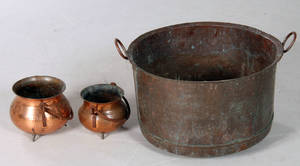 Gruekedel samt to urtepotteskjulere, kobber 3