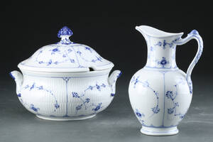 Royal Copenhagen. Lågterrin og kande. Musselmalet, riflet 2