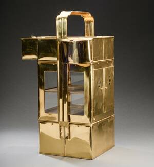 Vitrine af messing med to døre