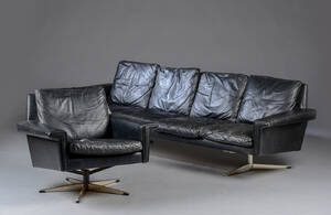 Firepersoners sofa og hvilestol med løse hynder betrukket med sort læder. 2 Denne vare er sat til omsalg under nyt varenummer 3988656