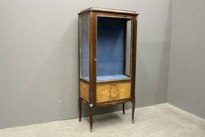 Vitrinskåp, Louis XV-stil