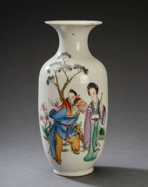 Kinesisk vase af porcelæn dekoreret med figurer