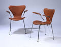 Arne Jacobsen. To armstole syveren model 3207, cognacfarvet læder. 2