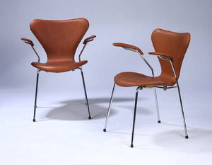 Arne Jacobsen. To armstole syveren model 3207, cognacfarvet læder. 2