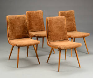 Sæt på fire stole, stel og runde, tilspidsede ben af bøg. 4 Denne vare er sat til omsalg under nyt varenummer 4374863