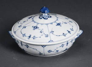 Kgl. Porcelæn. Musselmalet lågfad