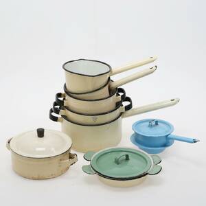 KOCKUMS. Större parti, bl.a kastruller i stigande storlek. Nio delar