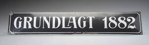 Emaljeskilt. Grundlagt 1882