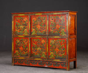 Kinesisk skab med låger og dragemotiver. 1900 - tallets sidste del.