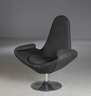 Lænestol betrukket med sort uldstof.