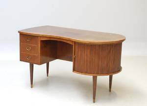 Dansk Møbelsnedker. Nyreformet skrivebord i nøddetræ