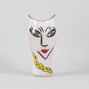 Vas med sockel, Ulrica Hydman-Vallien f. 1938