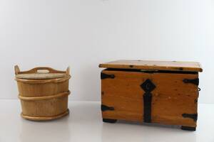 HINK MED LOCK samt skrin, furu, daterad 1754