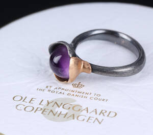 Ole Lynggaard. Lotus ring no. 1 af oxideret sterlingsølv og 18 kt. guld med ametyst Denne vare er sat til omsalg under nyt varenummer 4373627