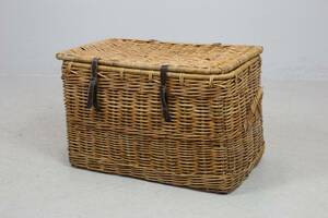 KORG i rotting, fylld med gardiner