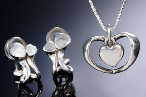 Ole Kortzau og Regitze Overgård for Georg Jensen, Lovely - Artist Heart 2005 samt  Devoted Heart øreclips