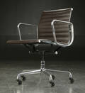 Charles Eames. Kontorstol fra serien Aluminium Group Konference, model EA 335