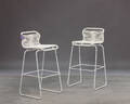 Verner Panton. To VP ONE barstole i farven SNOW 2 