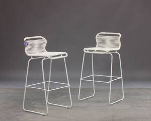 Verner Panton. To VP ONE barstole i farven SNOW 2 