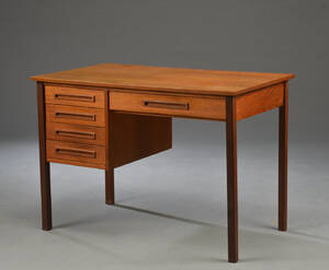 Møbelproducent. Skrivebord af teak