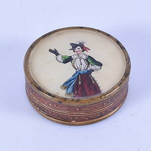 DOSA, bemålad, papier machier med mässingslister, 1800-talets första hälft.