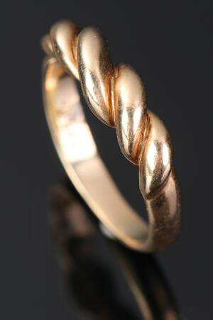 Snoet ring af 14 kt guld