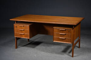 Gunni Omann, Skrivebord af teak, model 75